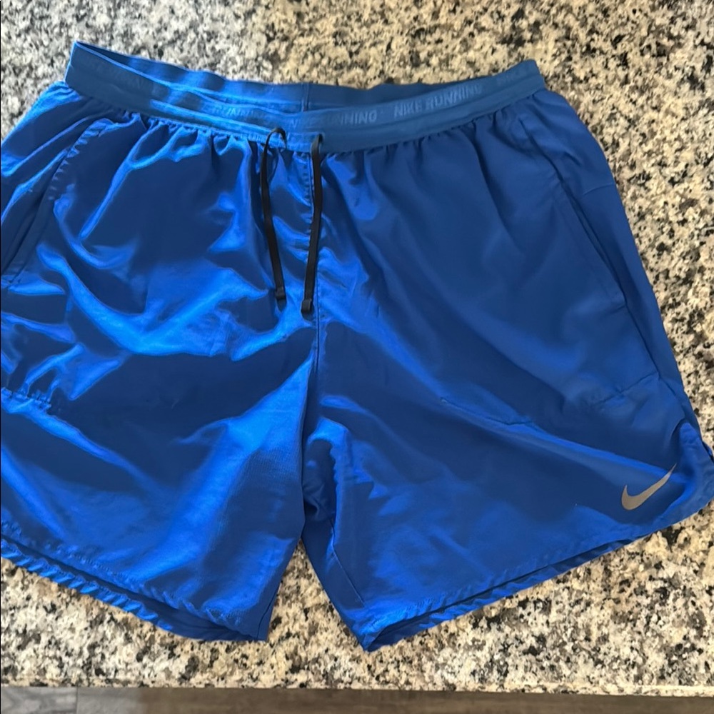 Nike Men's Athletic Shorts in Vibrant Blue size large